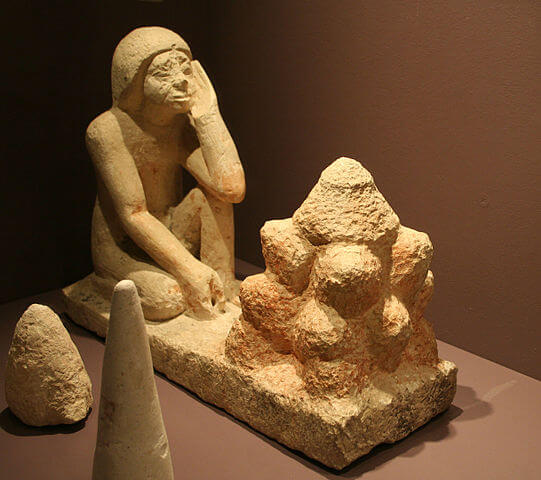 エジプト人の前2500年頃の、壺パン焼きの像