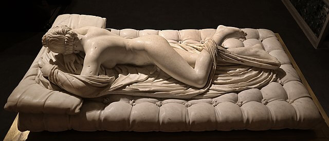 『眠れるヘルマフロディトゥス』（ Hermaphrodite endormi ）　幅 169 ㎝ × 奥行 89 ㎝ 　ルーヴル美術館蔵