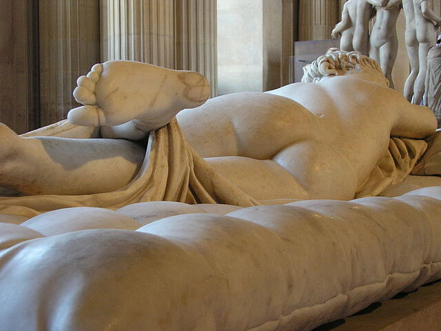 『眠れるヘルマフロディトゥス』( Hermaphrodite endormi, 100 / 150, Gian Lorenzo Bernini, Louvre ) Hauteur 46.5 cm, Longueur 173.5 cm, Largeur 90.5 cm 100 - 150年(西暦2世紀前半) ルーヴル美術館蔵