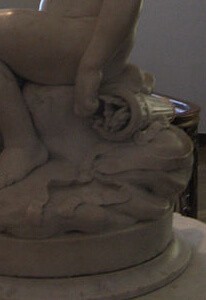 『クピド』（ Zittende Amor, Étienne-Maurice Falconet, 1757 ）　高さ 185.0 cm × 幅 47.5 cm × 奥行き 68.5 cm　1757年　エティエンヌ＝モーリス・ファルコネ　アムステルダム国立美術館蔵