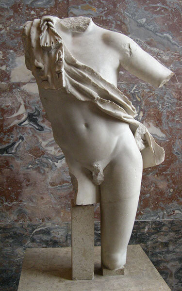 『休息するサテュロス』( statue ; Satyre au repos ) 身長107cm 幅64cm 奥行き32cm ローマ帝国時代(プラクシテレスのオリジナルは紀元前330年頃) ルーヴル美術館蔵