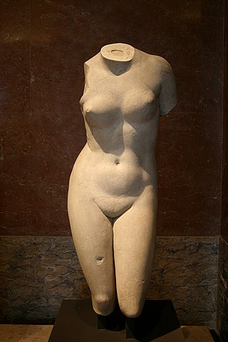 『クニドスのアフロディテのトルソー』 高さ121cm 幅47cm 奥行き39cm 100年-200年?(プラクシテレスのオリジナルは紀元前360年頃) ルーヴル美術館蔵