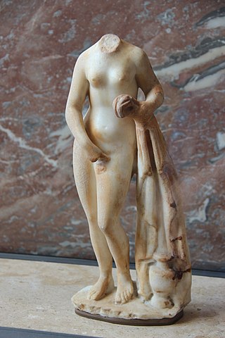 『クニドスのアフロディテ小像』( statuette ) 身長42cm 幅16cm 奥行き11cm ローマ帝国時代(プラクシテレスのオリジナルは紀元前360年頃) ルーヴル美術館蔵