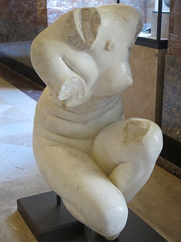 『うずくまるヴィーナス』（ Vénus de Vienne du type de l'”Aphrodite accroupie” ）　紀元前175年 – 紀元前100年　ルーヴル美術館蔵