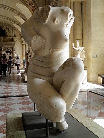 『うずくまるヴィーナス』（ Vénus de Vienne du type de l'"Aphrodite accroupie" ）　紀元前175年 - 紀元前100年　ルーヴル美術館蔵