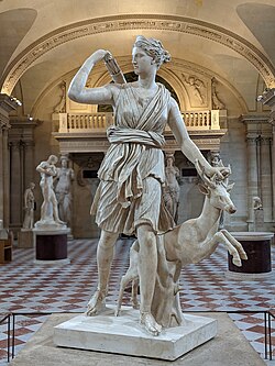 『ヴェルサイユのディアナ』（ Diane de Versailles ）　帝政ローマ時代（125年 - 150年頃？）　ルーヴル美術館蔵