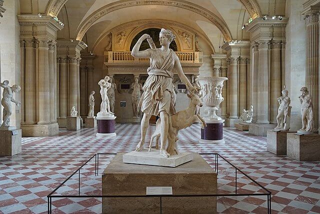 『ヴェルサイユのディアナ』（ Diane de Versailles ）　帝政ローマ時代（125年 - 150年頃？）　ルーヴル美術館蔵