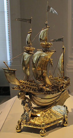 ヴィクトリア＆アルバート博物館所蔵のネフ。貝殻・金メッキをした銀（ヴェルエイユ）　高さ34.8 ㎝×幅 20.8 ㎝　重量 0.78 kg　1527年－1528年頃のフランス製