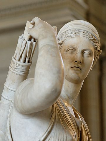 『ヴェルサイユのディアナ』（ Diane de Versailles ）　125年－150年頃　ルーヴル美術館蔵