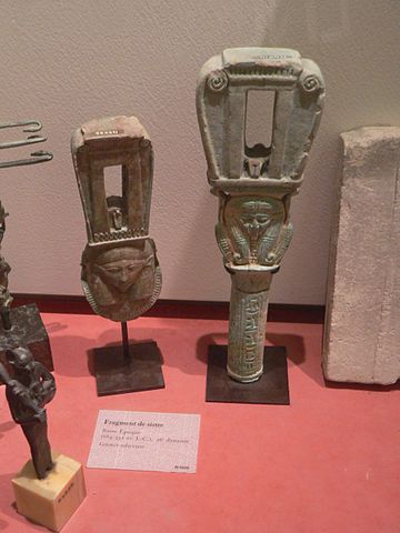 門型シストルム　第26王朝（紀元前664年 - 紀元前525年）　ルーヴル美術館蔵