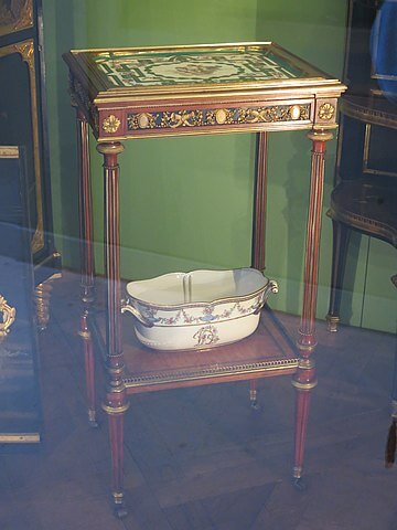 長方形のテーブル　1780年頃　マルティン・カーラン作　ルーヴル美術館蔵