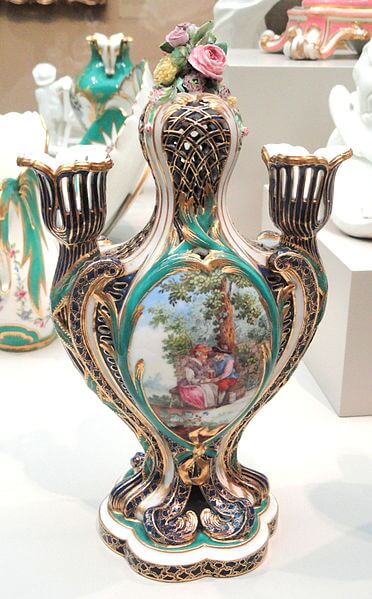 デュプレシス・デザインの花瓶、ろうそく立て。窓絵の絵はヴィエイヤール　1759年　シカゴ美術館蔵