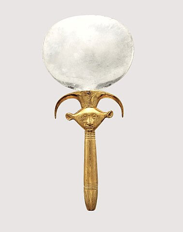 トトメス３世妃の手鏡、ハトホルの紋章の形をした持ち手付き　第18王朝（新王国時代）　メトロポリタン美術館蔵