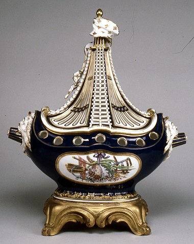 ポプリ・ポット　ポプリ・ア・ヴァイソー（ pot-pourri à vaisseau ）　 38.9 cm　1764年　ウォルターズ美術館蔵