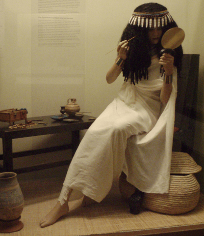 化粧する貴族階級の女性（マネキン）　ロイヤル・オンタリオ博物館