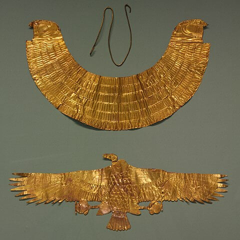 トトメス３世妃墳墓から出土した金製のハゲタカの胸当て　第18王朝（新王国時代）　メトロポリタン美術館蔵