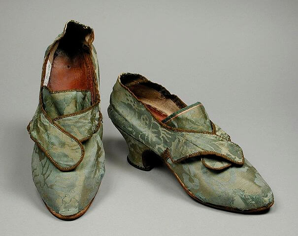 靴（おそらくイングランド）　1750年から1760年の間　絹、ダマスク織、皮製　ロサンゼルス・カウンティ美術館蔵