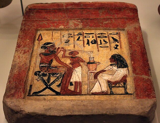 ストローでビールを飲むエジプト人男性　アマルナで出土　新博物館 (ベルリン)