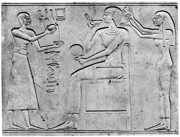 石棺の外面レリーフ「王妃カウィトの朝のおめかし」　紀元前2000年頃（中王国時代）　カイロ・エジプト博物館蔵