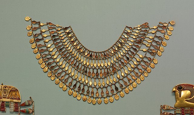 トトメス３世妃の襟飾り　第18王朝（新王国時代）　メトロポリタン美術館蔵
