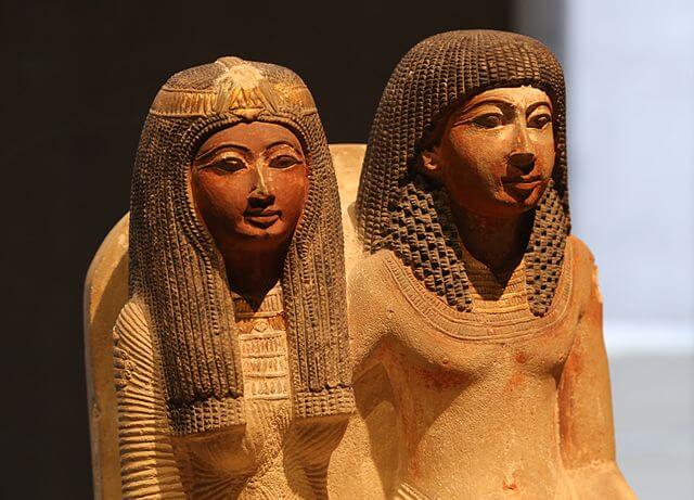 Neje と母親（ Mutnefret ）の像　紀元前1250年頃（第19王朝）　 バイエルン州立エジプト美術収集館