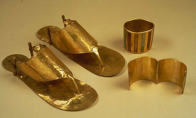 トトメス３世妃墳墓から出土した金製のサンダルとブレスレット　第18王朝（新王国時代）　メトロポリタン美術館蔵