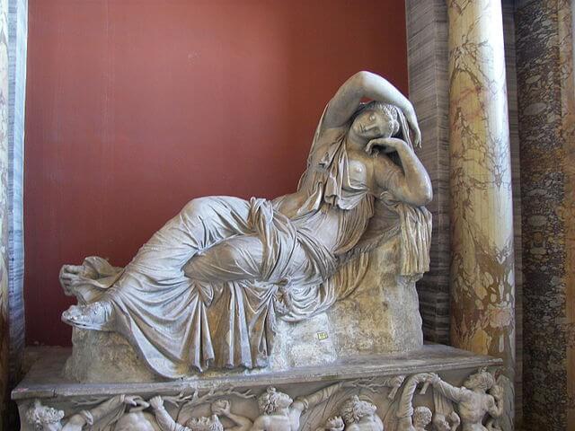 『眠るアリアドネ』　2世紀の大理石彫刻（ギリシア、ヘレニズム彫刻のローマ時代コピー）　ヴァティカン美術館蔵