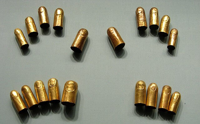 トトメス３世妃墳墓から出土した金製の指覆い　第18王朝（新王国時代）　メトロポリタン美術館蔵