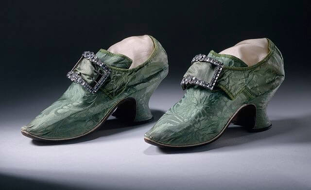 バックル付きの靴（イングランド）　1740年から1750年の間　絹、ダマスク織、皮製　ロサンゼルス・カウンティ美術館蔵