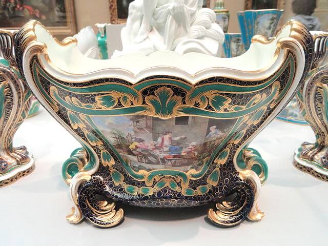デュプレシス・デザインの花瓶。窓絵の絵はドダン　1760年頃　シカゴ美術館蔵