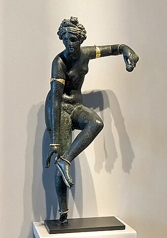 『小像（サンダルの紐を解くヴィーナス）』　1世紀　ルーヴル美術館蔵