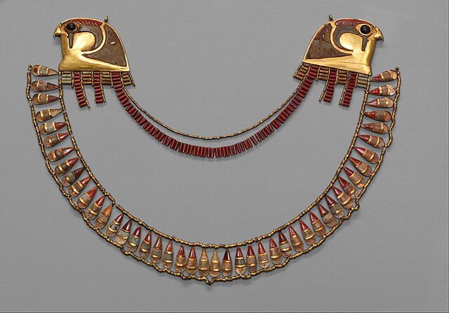 トトメス3世妃の襟飾り　第18王朝（新王国時代）　メトロポリタン美術館蔵