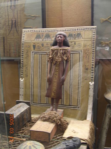 椅子の上のカー立像　トリノ・エジプト博物館蔵