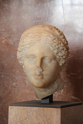 アフロディテ頭部　ローマ帝国時代（プラクシテレスのオリジナルは紀元前360年頃）　ルーヴル美術館蔵