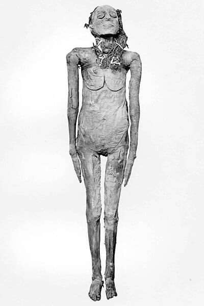 パネジェム2世妃ネスコンス　第21王朝　カイロ・エジプト博物館蔵