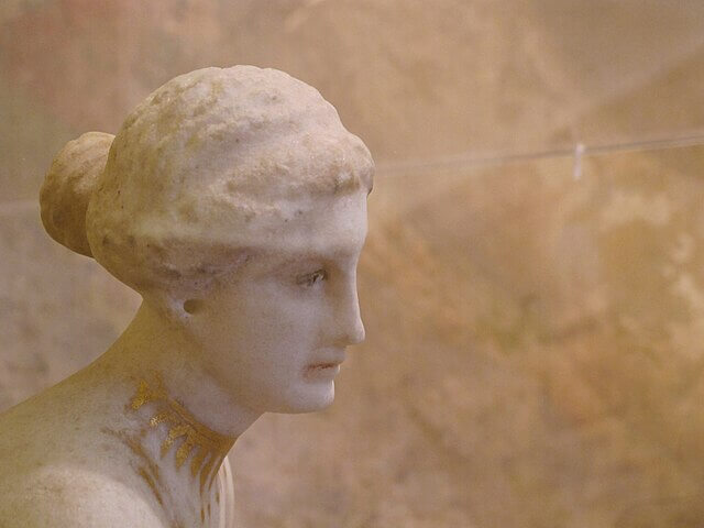 『ビキニのウェヌス』（ Statuette of “Venus in a bikini” ）　大理石　前1世紀～後1世紀　ナポリ国立考古学博物館蔵