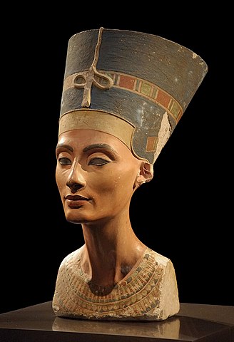 ネフェルティティ王妃胸像　第18王朝　ベルリン国立エジプト博物館蔵