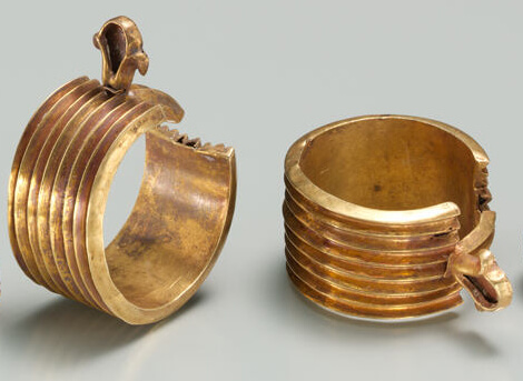 トトメス３世妃の金製のイヤリング　第18王朝（新王国時代）　メトロポリタン美術館蔵