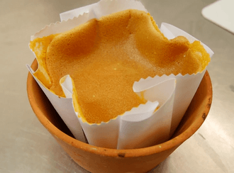 紙の型で焼かれるパン・デ・ロー・デ・オバール (Pão-de-Ló de Ovar)