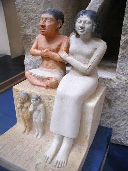矮人セネブと妻、子供たち　 紀元前2520年頃　エジプト考古学博物館蔵