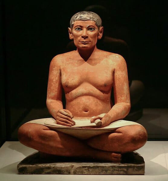 エジプトのサッカラから出土した『書記座像』　ルーヴル美術館蔵