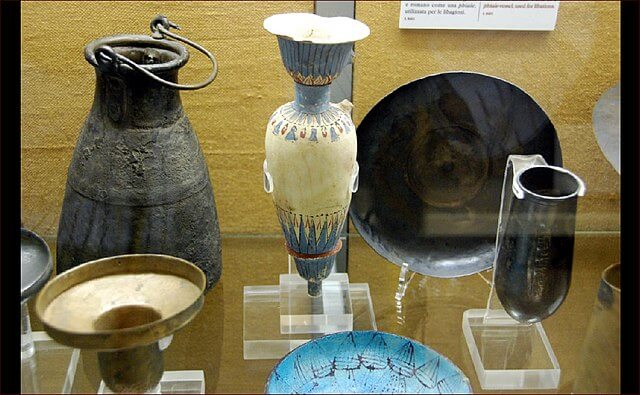 壺や水差し、ボウルなど　トリノ・エジプト博物館蔵