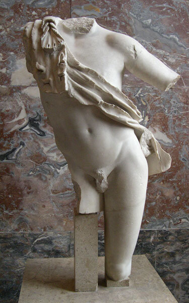 『休息するサテュロス』　身長107cm 幅64cm 奥行き32cm　ローマ帝国時代（プラクシテレスのオリジナルは紀元前330年頃）　ルーヴル美術館蔵